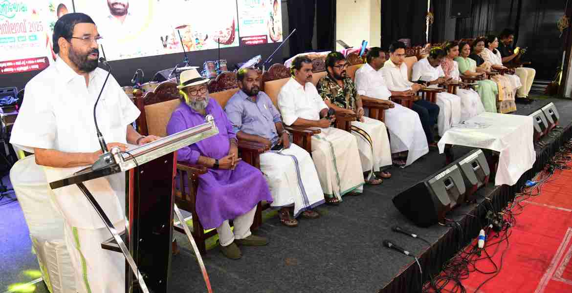 കോട്ടയം തിരുനക്കര മൈതാനത്ത് ജില്ലാതല ഓണാഘോഷപരിപാടിയുടെ സമാപനച്ചടങ്ങിൽ ദേശീയ ചലച്ചിത്ര പുരസ്‌കാരജേതാവ് നടൻ വിജയരാഘവനെ മന്ത്രി വി.എൻ. വാസവൻ  ആദരിക്കുന്നു. ഗവൺമെൻറ് ചീഫ് വിപ്പ് ഡോ. എൻ. ജയരാജ്, എം.എൽ.എമാരായ തിരുവഞ്ചൂർ രാധാകൃഷ്ണൻ, അഡ്വ. സെബാസ്റ്റ്യൻ കുളത്തുങ്കൽ, അഡ്വ. മോൻസ് ജോസഫ്, ജില്ലാ പഞ്ചായത്ത് പ്രസിഡൻറ് ഹേമലത പ്രേംസാഗർ, ജില്ലാ കളക്ടർ ചേതൻകുമാർ മീണ എന്നിവർ സമീപം.