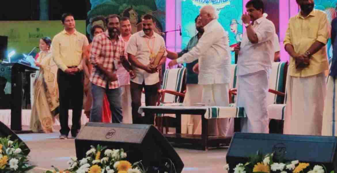   ഓണം വാരാഘോഷത്തോടനുബന്ധിച്ച് നടന്ന ഘോഷയാത്രയില്‍ ഗ്രീന്‍ പ്രോട്ടോക്കോള്‍ പാലിച്ച മികച്ച ഫ്‌ളോട്ടിനുള്ള പുരസ്‌ക്കാരം കേരള ഗവര്‍ണ്ണറില്‍ നിന്നും ഡിടിപിസി ക്ക്വേണ്ടി വിനു ജോസഫ് ഏറ്റുവാങ്ങുന്നു.