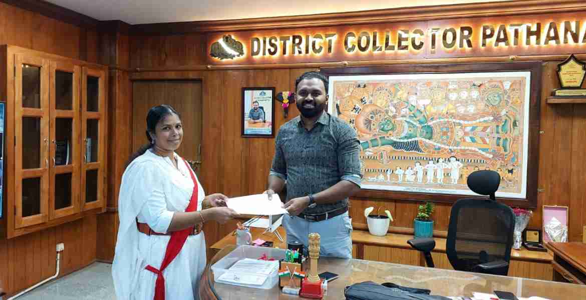 ജില്ലാ കല്കടര്‍ എസ് പ്രേംകൃഷ്ണന് മുമ്പാകെ റ്റി അനുജ ദഫേദാറായി ചുമതലയേല്‍ക്കുന്നു