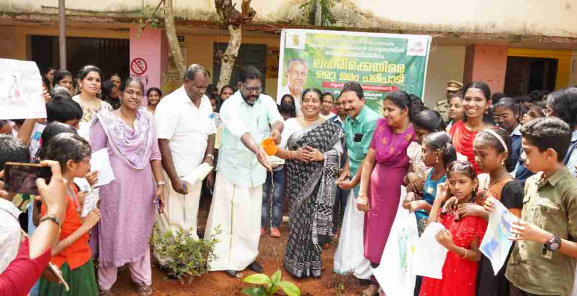 പരിസ്ഥിതി ദിനാചരണത്തിന്റെ ഭാഗമായി ജില്ലാ എക്സൈസ് വിമുക്തി മിഷന്റെ അഭിമുഖ്യത്തില്‍ നടപ്പാക്കുന്ന 'ലഹരിക്കെതിരെ ഒരു മരം' പരിപാടിയുടെ ജില്ലാതല ഉദ്ഘാടനം നിയമസഭാഡെപ്യൂട്ടി സ്പീക്കര്‍ ചിറ്റയം ഗോപകുമാര്‍ നിര്‍വഹിക്കുന്നു