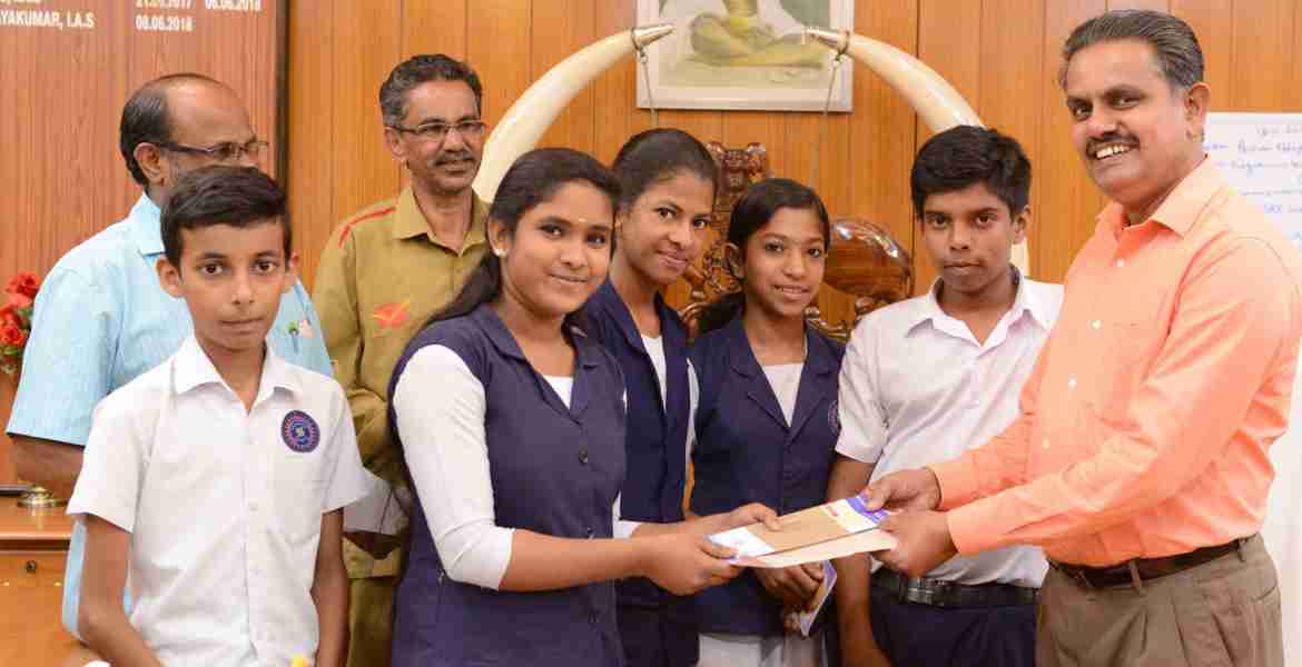 പോസ്റ്റല്‍ ദിനാചരണത്തിന്റെ ഭാഗമായി കളക്ടറേറ്റിലെത്തിയ വിദ്യാര്‍ഥികള്‍ ജില്ലാ കളക്ടര്‍ എ.ആര്‍ അജയകുമാറിന് കത്തുകള്‍ കൈമാറുന്നു.