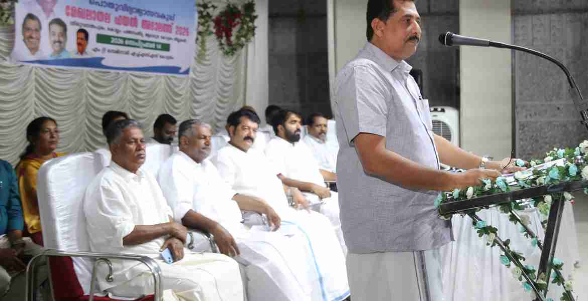 എയ്ഡഡ് സ്‌കൂൾ ജീവനക്കാരുടെ നിയമന അംഗീകാരം ഉൾപ്പെടെയുള്ള വിഷയങ്ങൾ അടിയന്തരമായി പരിഹരിക്കുന്നതിന്  സംസ്ഥാന  സർക്കാരിന്റെ 100 ദിന കർമ പരിപാടിയുടെ ഭാഗമായി നടത്തുന്ന അദാലത്ത് - റിസോൾവിന്റെ സംസ്ഥാനതല ഉദ്ഘാടനം കോട്ടയം എം.ടി. സെമനാരി ഹയർ സെക്കൻഡറി സ്‌കൂളിൽ മന്ത്രി. എൻ. ഷംസുദ്ദീൻ നിർവഹിക്കുന്നു. 