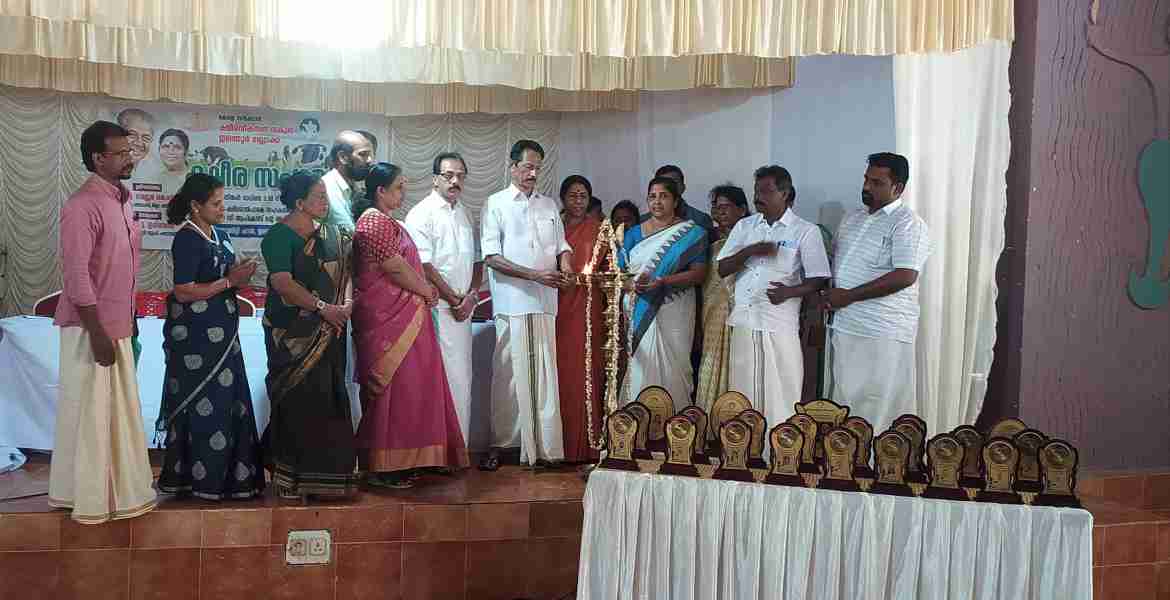 2022-2023 വര്‍ഷത്തെ ഇലന്തൂര്‍ ബ്ലോക്ക് ക്ഷീര സംഗമം ഇലന്തൂര്‍ പഞ്ചായത്ത് കമ്മ്യൂണിറ്റി ഹാളില്‍ പത്തനംതിട്ട ജില്ലാ പഞ്ചായത്ത് പ്രസിഡന്റ് അഡ്വ.ഓമല്ലൂര്‍ ശങ്കരന്‍ ഉദ്ഘാടനം ചെയ്യുന്നു