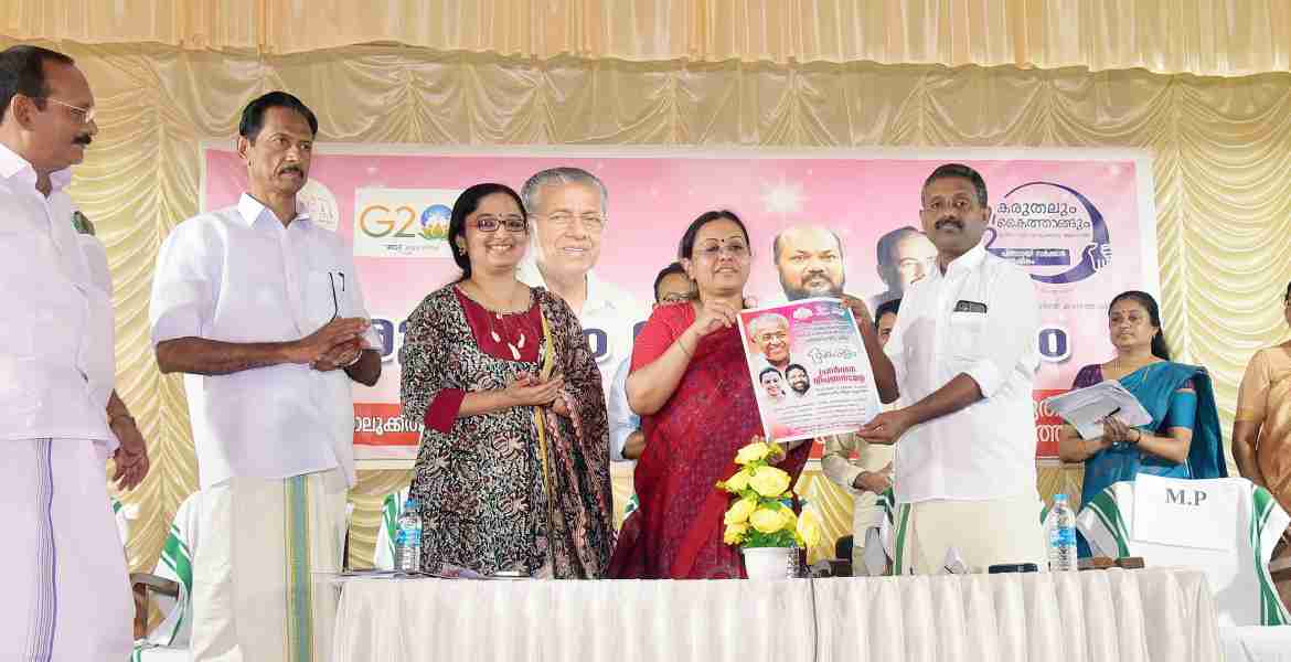 എന്റെ കേരളം പ്രദര്‍ശന വിപണന സേവന മേളയുടെ പ്രചാരണത്തിനായി തയാറാക്കിയ പോസ്റ്റര്‍ ആരോഗ്യ വകുപ്പ് മന്ത്രി വീണാ ജോര്‍ജ് നഗരസഭാ അധ്യക്ഷന്‍ അഡ്വ. ടി. സക്കീര്‍ ഹുസൈന് നല്‍കി പ്രകാശനം ചെയ്യുന്നു. ജില്ലാ പഞ്ചായത്ത് പ്രസിഡന്റ് അഡ്വ. ഓമല്ലൂര്‍ ശങ്കരന്‍, ജില്ലാ കളക്ടര്‍ ഡോ. ദിവ്യ എസ് അയ്യര്‍, ഓമല്ലൂര്‍ ഗ്രാമപഞ്ചായത്ത് പ്രസിഡന്റ് ജോണ്‍സണ്‍ വിളവിനാല്‍ എന്നിവര്‍ സമീപം.