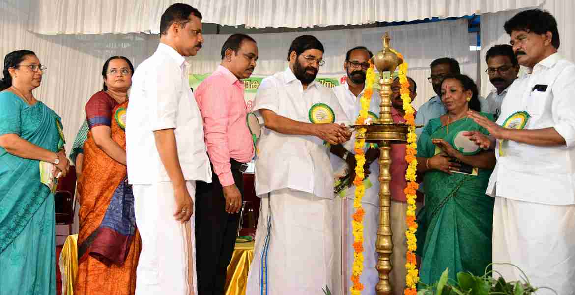 സഹകരണവകുപ്പും വിദ്യാഭ്യാസവകുപ്പും സംയുക്തമായി നടത്തിയ ലോകപരിസ്ഥിതി ദിനാചരണത്തിന്റെ സംസ്ഥാനതല ഉദ്ഘാടനം സഹകരണം-തുറമുഖം-ദേവസ്വം വകുപ്പുമന്ത്രി വി.എൻ. വാസവൻ നിർവഹിക്കുന്നു.
