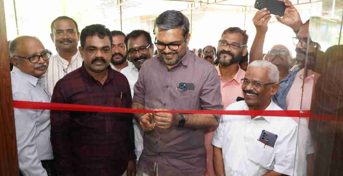 ആധുനിക അറവുശാലയുടെ ഉദ്ഘാടനം ഇരവിപേരൂര്‍ വളളംകുളത്ത് മന്ത്രി എം ബി രാജേഷ് നിര്‍വഹിക്കുന്നു