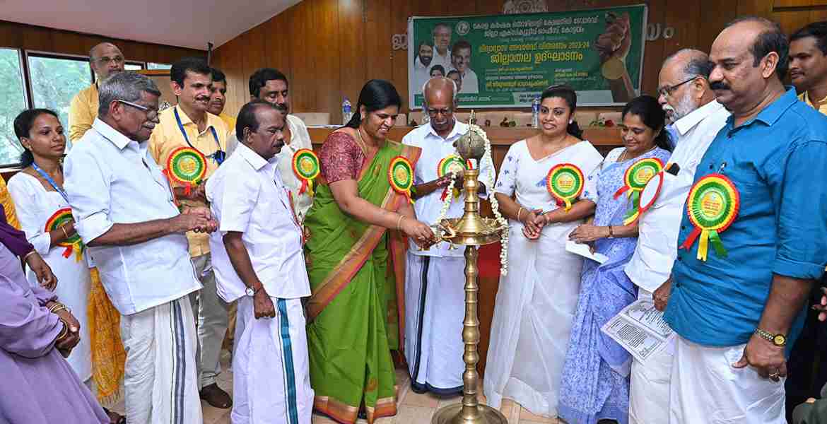 കർഷക തൊഴിലാളി ക്ഷേമനിധിബോർഡിൽ അംഗങ്ങളായവരുടെ മക്കൾക്കുള്ള വിദ്യാഭ്യാസ അവാർഡ് വിതരണം ജില്ലാ പഞ്ചായത്ത് പ്രസിഡന്റ് കെ.വി. ബിന്ദു നിർവഹിക്കുന്നു.  