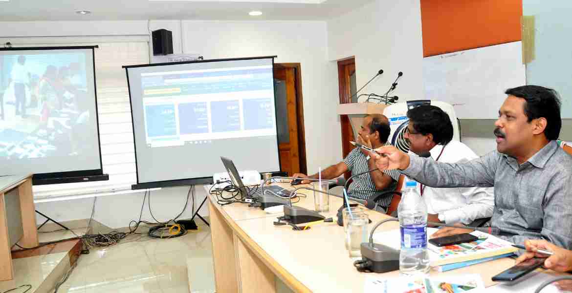 കളക്ടറേറ്റ് മിനികോണ്‍ഫറന്‍സ് ഹാളില്‍ പ്രത്യേകം സജ്ജമാക്കിയ കണ്‍ട്രോള്‍ റൂമില്‍ നിന്ന് പ്രശ്‌ന ബാധിത പ്രദേശത്തെ  പോളിങ് ബൂത്തുകളിലെ പ്രവര്‍ത്തനങ്ങള്‍  ജില്ലാ കളക്ടര്‍ ഡോ.ഡി സജിത് ബാബു, തെരഞ്ഞെടുപ്പ് പൊതു നിരീക്ഷകന്‍ എസ് ഗണേഷ് എന്നിവര്‍ വിലയിരുത്തുന്നു. 