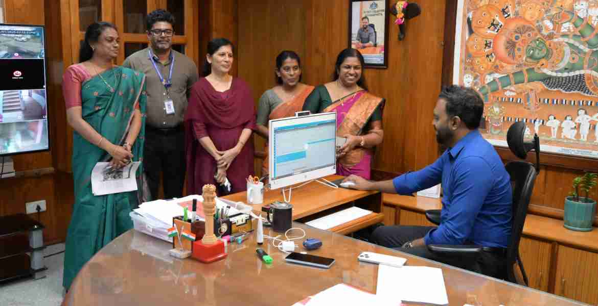 തിരഞ്ഞെടുപ്പുമായി ബന്ധപ്പെട്ട് ക്രമീകരിച്ച പുതിയ ഓര്‍ഗനെസേഷന്‍ യൂണിറ്റ് ഉദ്ഘാടനം ജില്ലാ കലക്ടര്‍ എസ് പ്രേം കൃഷ്ണന്‍ നിര്‍വഹിക്കുന്നു