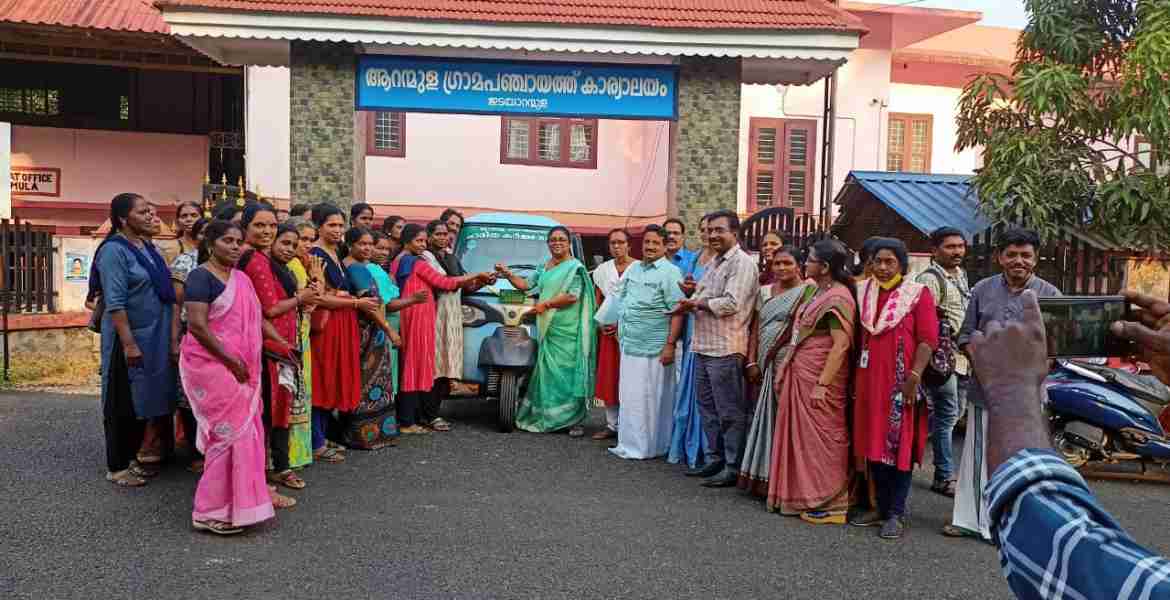 ഹരിതകര്‍മ സേനാംഗങ്ങള്‍ക്ക് താക്കോല്‍ കൈമാറി ഇലക്ട്രിക് ഓട്ടോറിക്ഷ വിതരണ ഉദ്ഘാടനം പഞ്ചായത്ത് പ്രസിഡന്റ്  ഷീജ ടി ടോജി  നിര്‍വഹിക്കുന്നു.