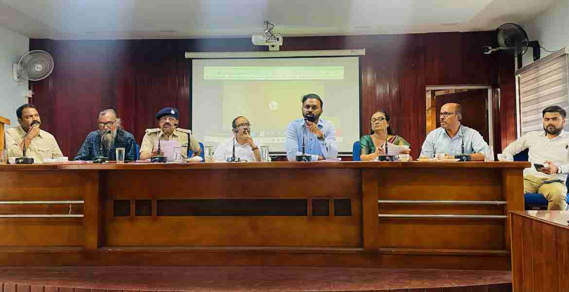 എന്റെ കേരളം പ്രദര്‍ശന വിപണനമേളയോടനുബന്ധിച്ച് ജില്ലാ പഞ്ചായത്ത് പ്രസിഡന്റ് ജോര്‍ജ് എബ്രഹാമിന്റെ അധ്യക്ഷതയില്‍ കലക്ടറേറ്റ് കോണ്‍ഫറന്‍സ് ഹാളില്‍ നടന്ന അവലോകന യോഗം