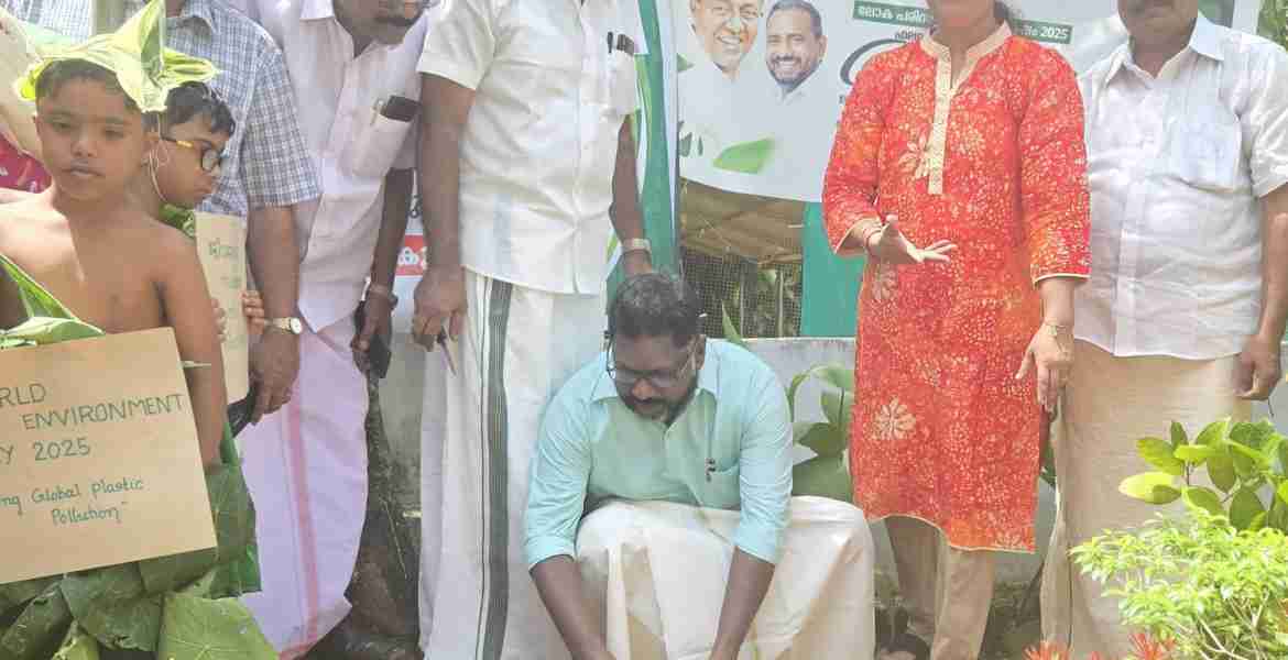 ഏറത്ത് ഗ്രാമപഞ്ചായത്ത് കൃഷിഭവന്റെ നേതൃത്വത്തില്‍ പരിസ്ഥിതിദിനാചരണം വൃക്ഷതൈ നട്ട് ഡെപ്യൂട്ടി സ്പീക്കര്‍ ചിറ്റയം ഗോപകുമാര്‍ ഉദ്ഘാടനം നിര്‍വഹിക്കുന്നു.
