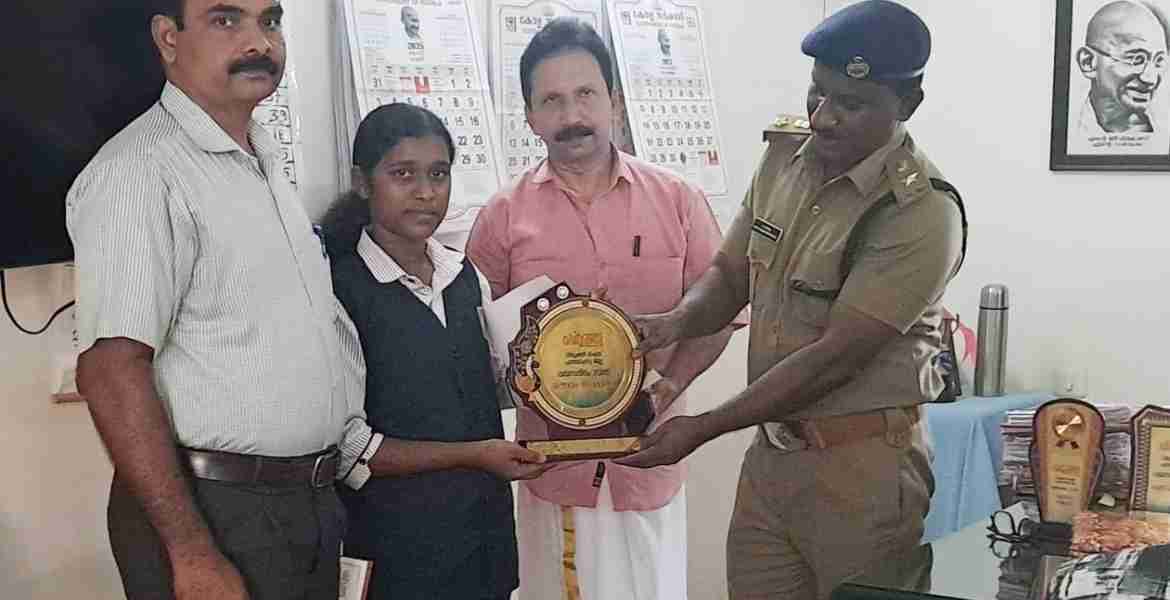 ആസ്വാദന കുറിപ്പ് മത്സരവിജയികള്‍ക്ക് എക്‌സൈസ് ഡെപ്യൂട്ടി കമ്മിഷണര്‍ എം.സൂരജ് പുരസ്‌കാരം വിതരണം ചെയ്യുന്നു