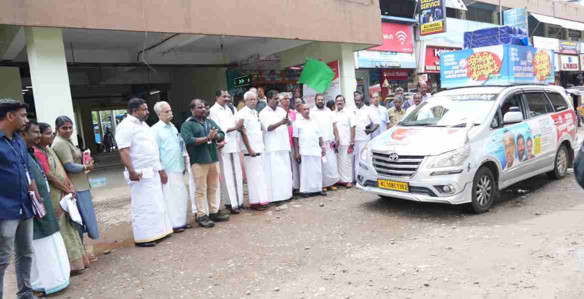 വാഹന പ്രചാരണ ജാഥയുടെ  ഫ്ളാഗ് ഓഫ് കേരള മോട്ടോര്‍ തൊഴിലാളി ക്ഷേമനിധി ഡയറക്ടര്‍ ബോര്‍ഡ് അംഗം മലയാലപ്പുഴ ജ്യോതിഷ് കുമാര്‍ നിര്‍വഹിക്കുന്നു