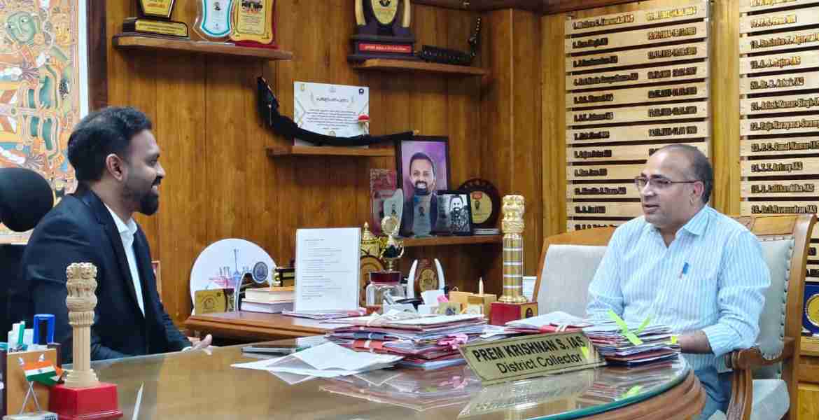  ഇലക്ട്രോണിക് വോട്ടിംഗ് മെഷീനുകളുടെ ആദ്യഘട്ട പരിശോധന നിരീക്ഷണത്തിന്റെ ഭാഗമായി ജില്ലാ കലക്ടര്‍ എസ് പ്രേം കൃഷ്ണനുമായി ഹരിയാന സംസ്ഥാന ജോയിന്റ് സി.ഇ.ഒ രാജ്കുമാര്‍ കൂടിക്കാഴ്ച നടത്തുന്നു