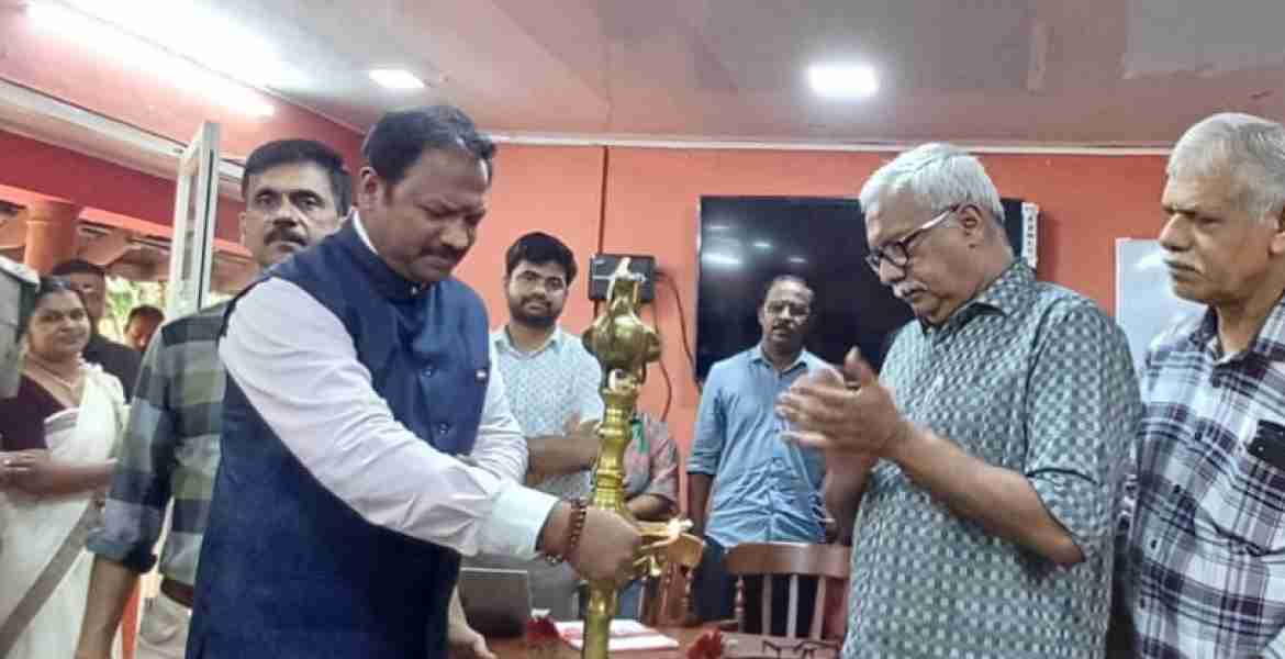 മാധ്യപ്രവര്‍ത്തകര്‍ക്കായി കോന്നി ഇക്കോ ടൂറിസം സെന്ററില്‍ നടത്തിയ ഏകദിന ശില്‍പശാല സതേണ്‍ സര്‍ക്കിള്‍ ചീഫ് ഫോറസ്റ്റ് കണ്‍സര്‍വേറ്റര്‍ ഡോ. ആര്‍. കമലാഹര്‍ ഉദ്ഘാടനം ചെയ്യുന്നു