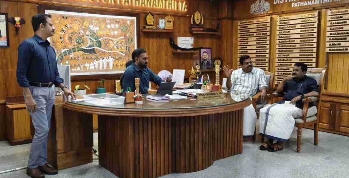 ജില്ലാ കലക്ടറുടെ ചേംബറില്‍ ചേര്‍ന്ന വനംവകുപ്പിന്റെ ജില്ലാതല നിയന്ത്രണ സമിതി യോഗം