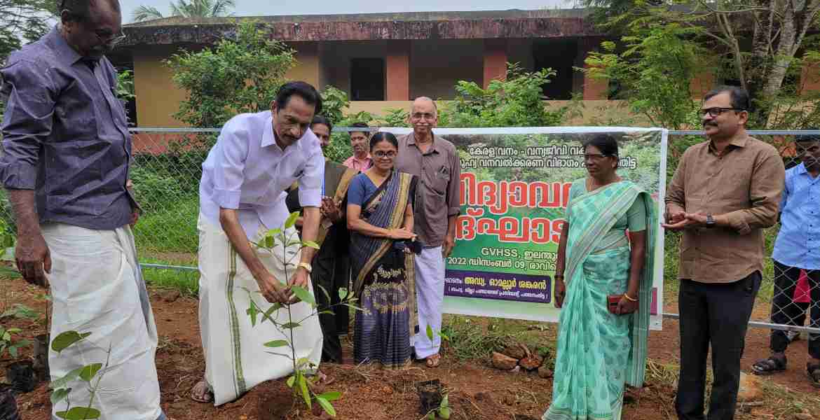 വനം വകുപ്പിന്റെ പത്തനംതിട്ട സാമൂഹ്യ വനവല്‍ക്കരണ വിഭാഗം ഇലന്തൂര്‍ ഗവ. വിഎച്ച്എസ്എസില്‍ നടപ്പാക്കുന്ന വിദ്യാവനം പദ്ധതിയുടെ ഉദ്ഘാടനം ജില്ലാ പഞ്ചായത്ത് പ്രസിഡന്റ് അഡ്വ. ഓമല്ലൂര്‍ ശങ്കരന്‍ നിര്‍വഹിക്കുന്നു