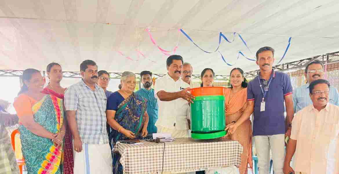 ഏറത്ത് ഗ്രാമപഞ്ചായത്ത് ജൈവ മാലിന്യ സംസ്‌കരണത്തിനുള്ള ജി - ബിന്‍ വിതരണോദ്ഘാടനം പ്രസിഡന്റ് രാജേഷ് ആമ്പാടി നിര്‍വഹിക്കുന്നു