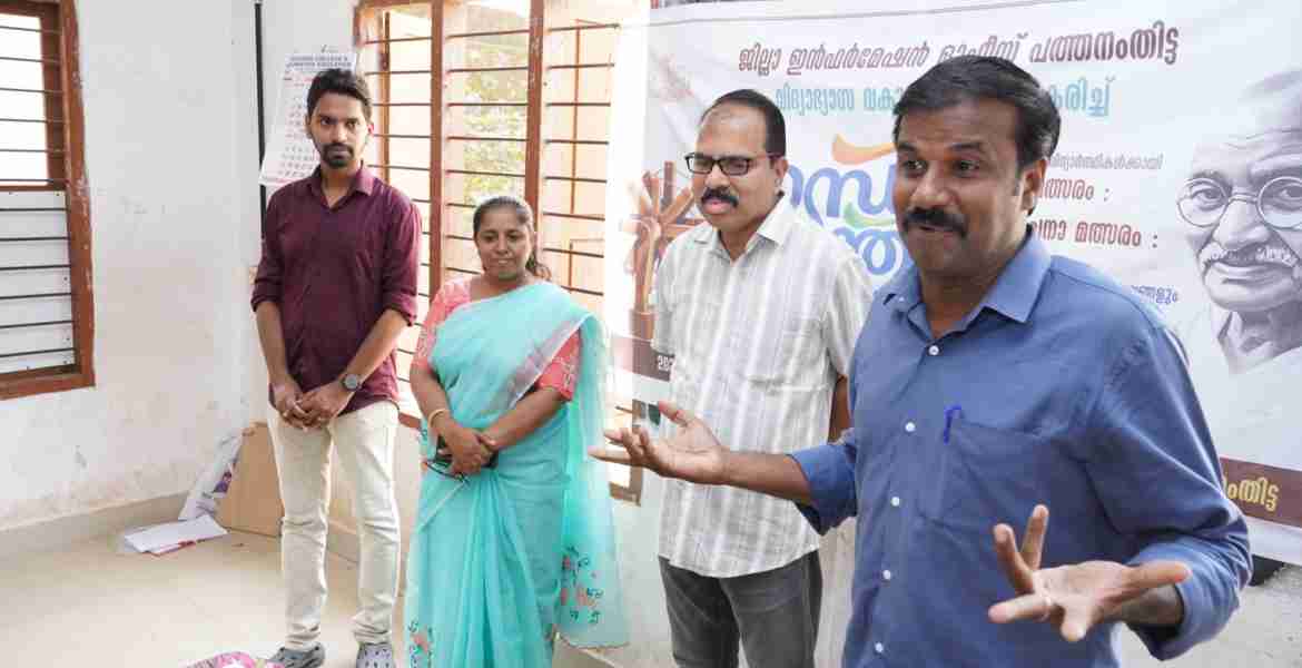 ഗാന്ധിജയന്തി വാരാഘോഷത്തിന്റെ ഭാഗമായി ജില്ല ഇന്‍ഫര്‍മേഷന്‍ ഓഫീസിന്റെ നേതൃത്വത്തില്‍ വിദ്യാഭ്യാസ വകുപ്പുമായി സഹകരിച്ച് ഹൈസ്‌കൂള്‍ വിദ്യാര്‍ത്ഥികള്‍ക്കായി പത്തനംതിട്ട മാര്‍ത്തോമ ഹയര്‍ സെക്കന്‍ഡറി സ്‌കൂളില്‍ സംഘടിപ്പിച്ച പ്രശ്‌നോത്തരി, ചിത്രരചന മത്സരങ്ങള്‍ക്ക് മുന്നോടിയായി ക്വിസ് മാസ്റ്റര്‍ ഷാജി ഉമ്മന്‍ ഗാന്ധിയന്‍ ദര്‍ശനങ്ങള്‍ സംബന്ധിച്ച് അവതരണം നടത്തുന്നു