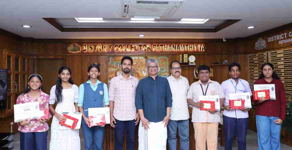 ഗാന്ധിജയന്തി വാരാഘോഷത്തോടനുബന്ധിച്ച് ജില്ലാ ഇന്‍ഫര്‍മേഷന്‍ ഓഫീസ് സംഘടിപ്പിച്ച മല്‍സരങ്ങളില്‍ വിജയിച്ച വിദ്യാര്‍ത്ഥികള്‍ ജില്ലാ കലക്ടര്‍ എ. നിസാമുദ്ദീനൊപ്പം