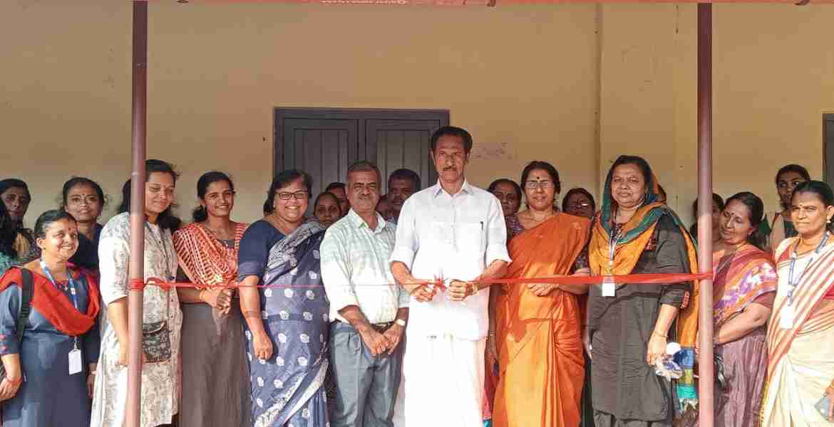 ജില്ലാതല ജെന്‍ഡര്‍ റിസോഴ്‌സ് സെന്ററിന്റെ ഉദ്ഘാടനം ഓമല്ലൂര്‍ ഗവ. ഹയര്‍സെക്കന്‍ഡറി സ്‌കൂളില്‍ ജില്ലാപഞ്ചായത്ത് പ്രസിഡന്റ് അഡ്വ. ഓമല്ലൂര്‍ ശങ്കരന്‍ നിര്‍വഹിക്കുന്നു.