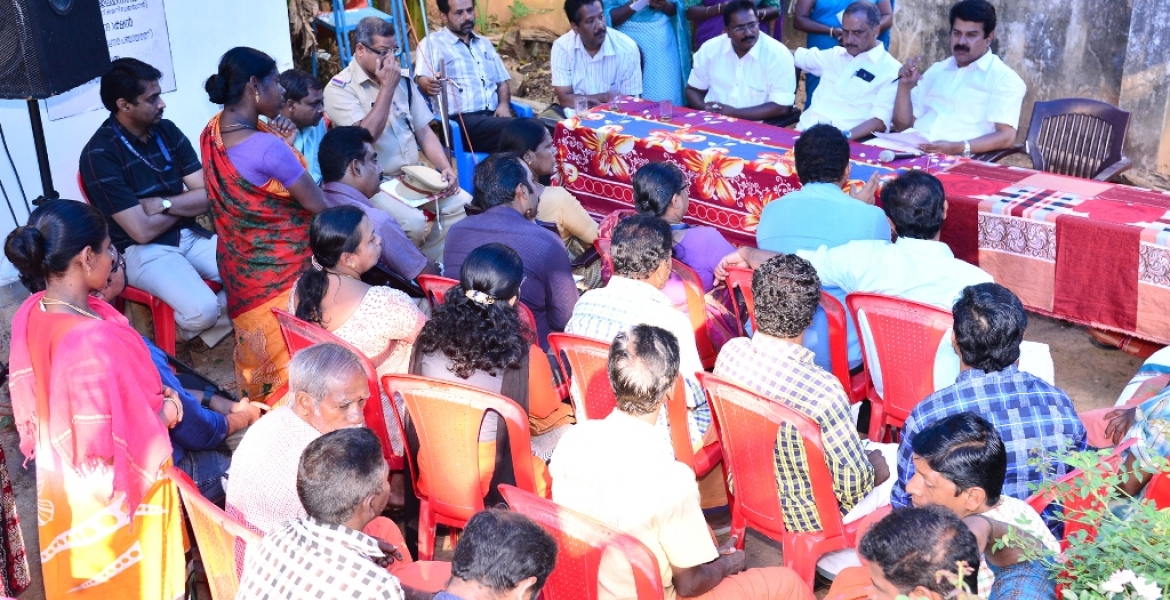 പുളിയന്‍മലയിലെ ആദിവാസി ഊരില്‍ സംഘടിപ്പിച്ച ഗോത്രക്ഷേമ സദസ്സ് അഡ്വ. ജോയ്‌സ് ജോര്‍ജ്ജ് എം.പി ഉദ്ഘാടനം ചെയ്യുന്നു.  