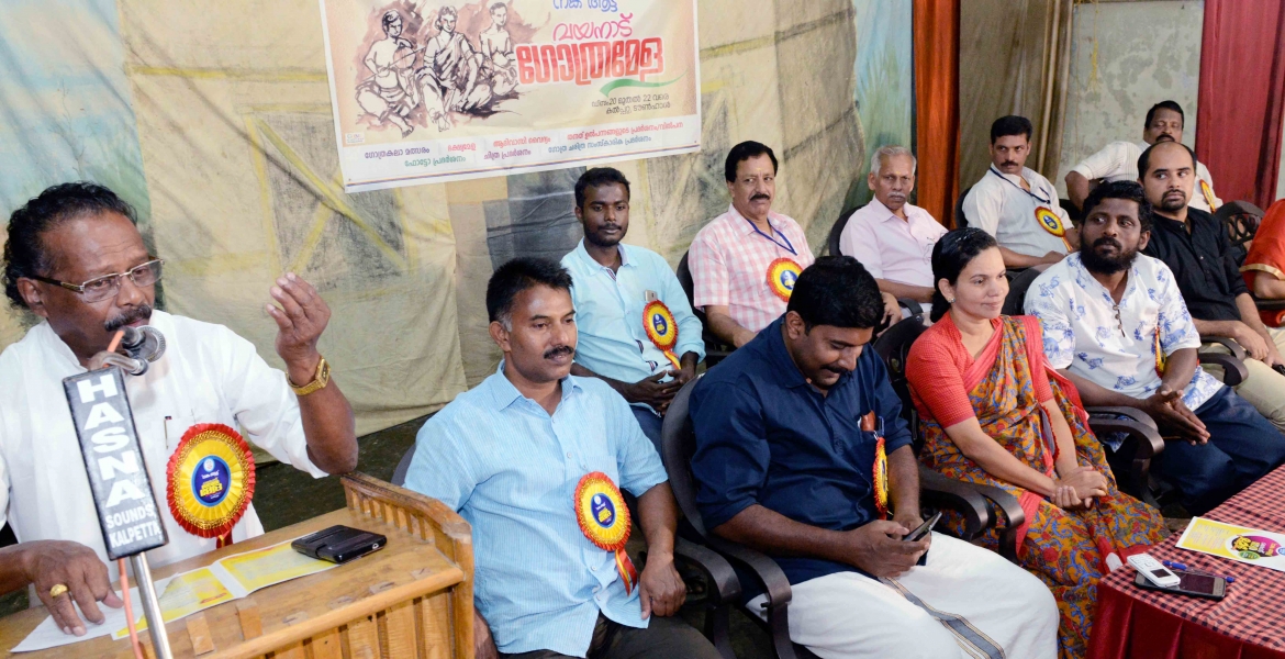 കുടുംബശ്രീ മിഷന്‍ 'നങ്ക ആട്ട' ഗോത്ര മേളയില്‍ കേരള ഫോക്ക്‌ലോര്‍ അക്കാദമി ചെയര്‍മാന്‍ സി.ജെ കുട്ടപ്പന്‍ മുഖ്യപ്രഭാഷണം നടത്തുന്നു.