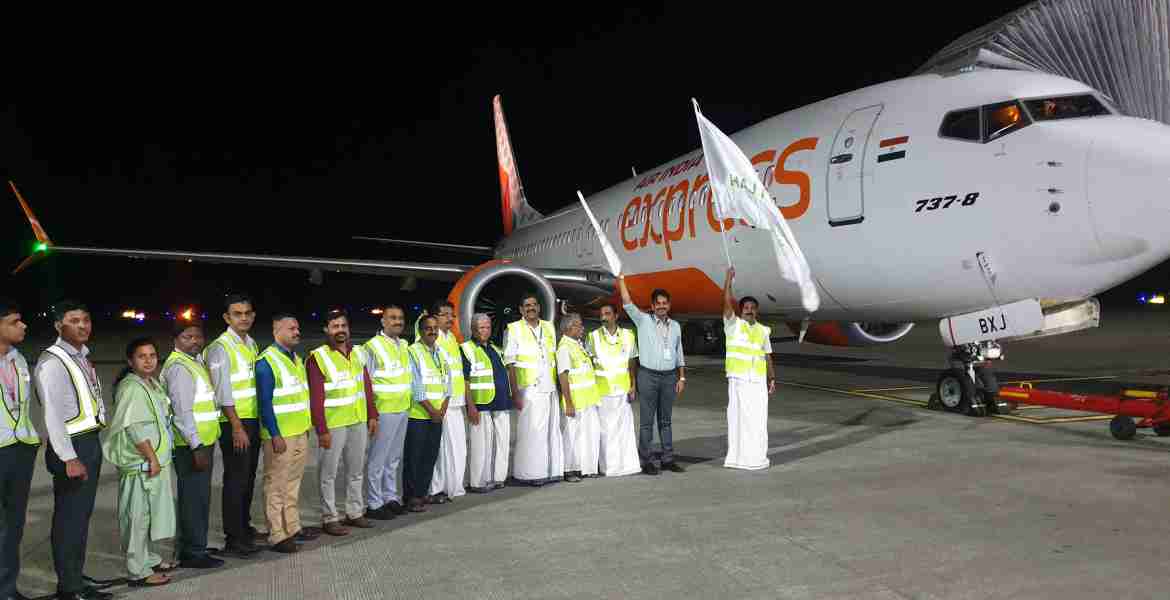 കണ്ണൂർ വിമാനത്താവളത്തിൽ നിന്നും പുറപ്പെടുന്ന ആദ്യ ഹജ്ജ് വിമാനത്തിന്റെ ഫ്ലാഗ് ഓഫ് മട്ടന്നൂർ മുൻസിപ്പൽ ചെയർമാൻ എൻ ഷാജിത്ത് മാസ്റ്റർ നിർവഹിക്കുന്നു