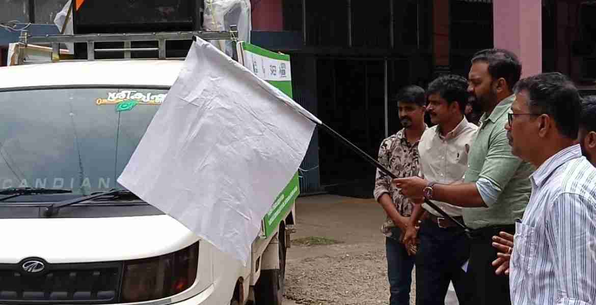 ഹരിത വോട്ട്  വണ്ടി  ജില്ല കലക്ടര്‍ എസ്.പ്രേംകൃഷ്ണന്‍ ഫ്‌ളാഗ് ഓഫ് ചെയ്യുന്നു