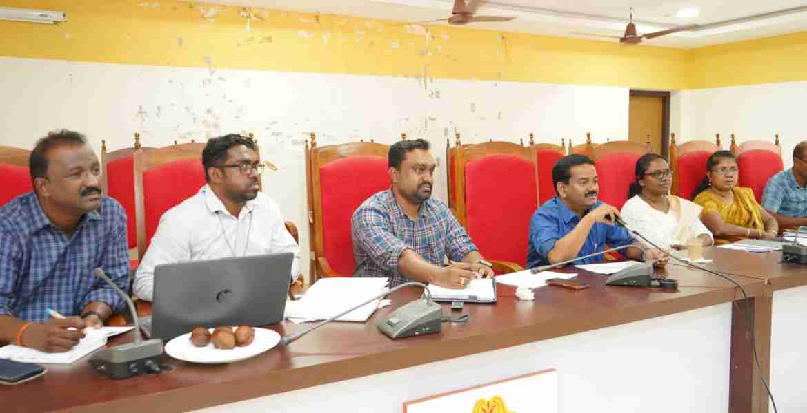 റാന്നി ബ്ലോക്ക് പഞ്ചായത്ത് ഹാളില്‍ ചേര്‍ന്ന ആരോഗ്യവകുപ്പുമായി ബന്ധപ്പെട്ട പ്രവര്‍ത്തനങ്ങളുടേയും, എംഎല്‍എ ഫണ്ടുപയോഗിച്ചുള്ള പ്രവൃത്തികളുടേയും അവലോകന യോഗത്തില്‍ അഡ്വ.പ്രമോദ് നാരായണ്‍ എംഎല്‍എ  അധ്യക്ഷത വഹിച്ചു സംസാരിക്കുന്നു.