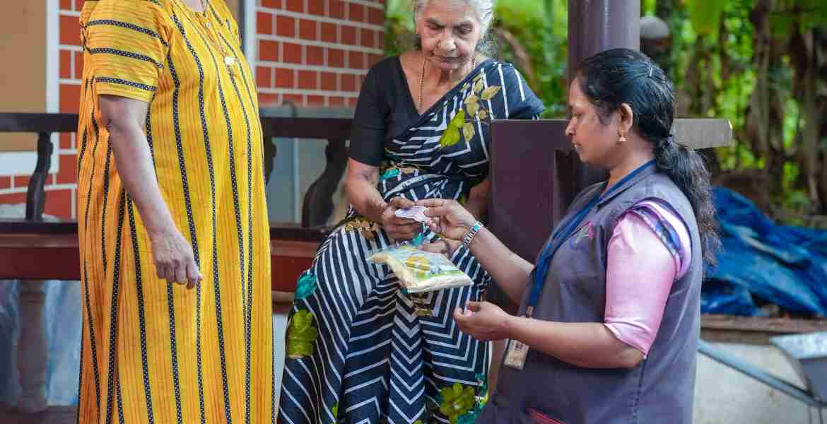 കുടുംബശ്രീ സംരംഭകരുടെ ഉല്‍പന്നങ്ങള്‍ വീടുകളില്‍ എത്തിക്കുന്നു