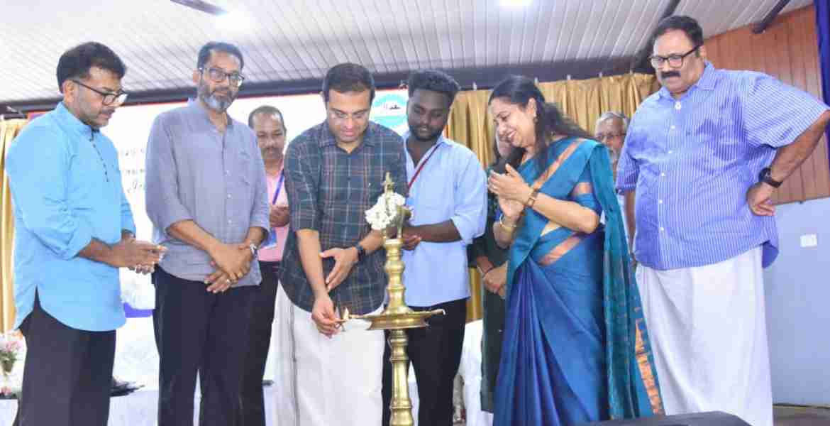 കോഴിക്കോട് ഐ.എച്ച്.ആര്‍.ഡി കോളേജ് ഓഫ് അപ്ലൈഡ് സയന്‍സില്‍ ഇന്‍ഡസ്ട്രി ഓണ്‍ ക്യാമ്പസിന്റെ ഉദ്ഘാടനം മന്ത്രി റോജി എം ജോണ്‍ നിര്‍വഹിക്കുന്നു