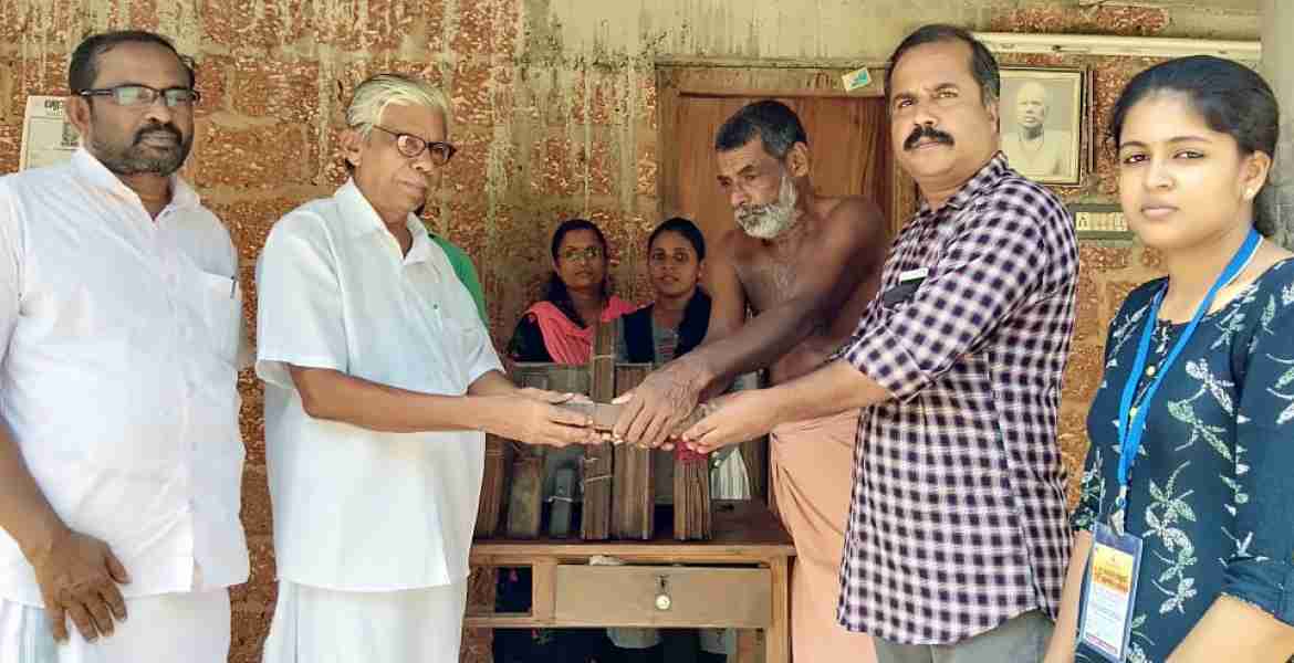 കണ്ടമ്പത്ത് അപ്പാടെ തറവാട്ടിലെ  താളിയോലകള്‍ അപ്പാടെ ദേവകി അമ്മയുടെ മകന്‍ അപ്പാടെ ദാമോദരന്‍ പുരാവസ്തു വിഭാഗത്തിന് കൈമാറി. പി ജയന്റെ അധ്യക്ഷതയില്‍ നടന്ന ചടങ്ങില്‍ പയ്യന്നൂര്‍ കുഞ്ഞിരാമന്‍ മാസ്റ്റര്‍ ഏറ്റുവാങ്ങി ആര്‍ക്കിയോളജി റിസര്‍ച്ച് അസിസ്റ്റന്റ് കെ.പി. സദുവിന് കൈമാറി