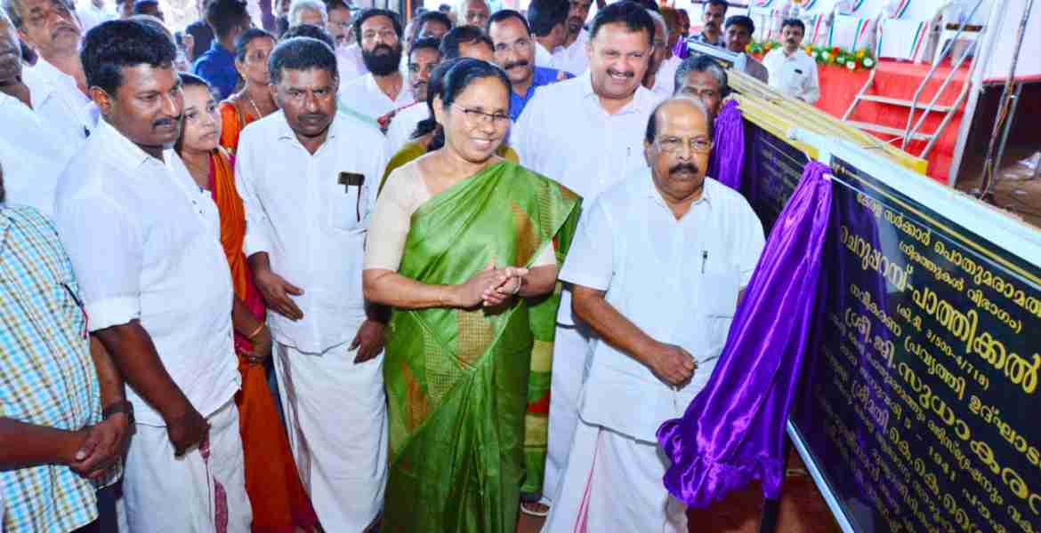 കീഴ്മാടം-കല്ലിക്കണ്ടി-പൂവ്വക്കുന്ന് റോഡിന്റെയും പുത്തൂര്‍ പാലത്തിന്റെയും നിര്‍മാണോദ്ഘാടനം മന്ത്രി ജി സുധാകരൻ നിർവഹിക്കുന്നു
