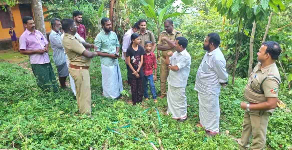 പെരുനാട്ടിൽ കടുവ സാന്നിധ്യം ഉണ്ടായ സ്ഥലം അഡ്വ പ്രമോദ് നാരായൺ എം എൽ എ സന്ദർശിക്കുന്നു.