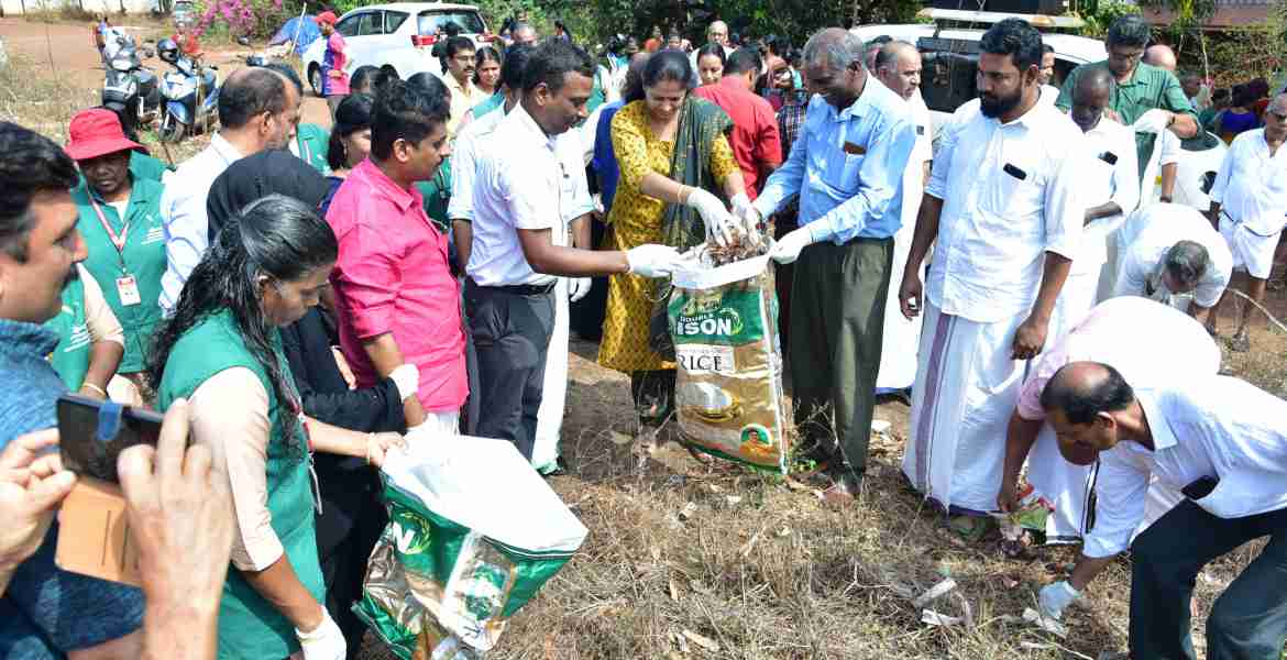  നവകേരളം വൃത്തിയുള്ള കേരളം-വലിച്ചെറിയൽ മുക്ത ക്യാമ്പയിന്റെ ഭാഗമായുള്ള ശുചിത്വ ഹർത്താലിന്റെ ജില്ലാതല ഉദ്ഘാടനം കണ്ണാടിപ്പറമ്പ് ദേശസേവാ സ്‌കൂൾ പരിസരത്ത് ജില്ലാ പഞ്ചായത്ത് പ്രസിഡണ്ട് പി പി ദിവ്യ നിർവ്വഹിക്കുന്നു)