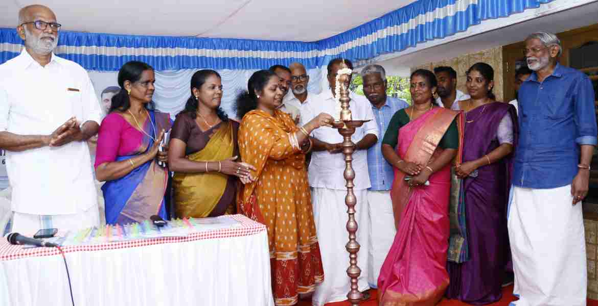 ടോൾ ചെമ്മനാകരി റോഡിന് സമീപം നടന്ന  മണ്ഡലതലഉദ്ഘാടന ചടങ്ങിൽ ശിലാഫലക അനാച്ഛാദനം സി.കെ ആശ എം.എൽ.എ നിർവഹിക്കുന്നു
