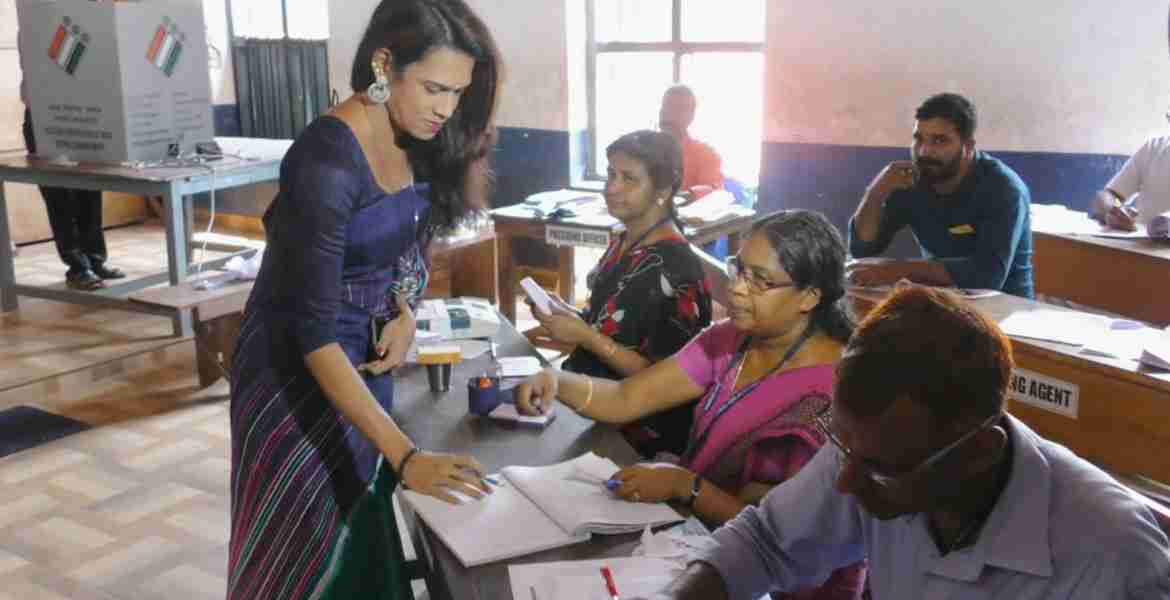 ജില്ലയിലെ ഏക ട്രാന്‍സ്‌ജെന്‍ഡര്‍ വോട്ടര്‍ ആയ ഇഷാ കിഷോര്‍ വോട്ട് ചെയ്യാന്‍ കാഞ്ഞങ്ങാട് ദുര്‍ഗ ഹയര്‍ സെക്കഡറി സ്‌കൂളിലെ  135-ാം നമ്പര്‍ പോളിങ് ബൂത്തില്‍ എത്തിയപ്പോള്‍.