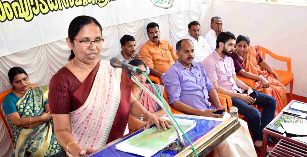  അന്താരാഷ്ട്ര ആയുര്‍വേദ റിസര്‍ച്ച് ഇന്‍സ്റ്റിറ്റ്യൂട്ടിന്റെ ശിലാസ്ഥാപനത്തിന് മുന്നോടിയായി കല്ല്യാട് തട്ടില്‍ നടന്ന സംഘാടക സമിതി രൂപീകരണ യോഗം ആരോഗ്യ വകുപ്പ് മന്ത്രി കെ കെ ശൈലജ ടീച്ചര്‍ ഉദ്ഘാടനം ചെയ്യുന്നു