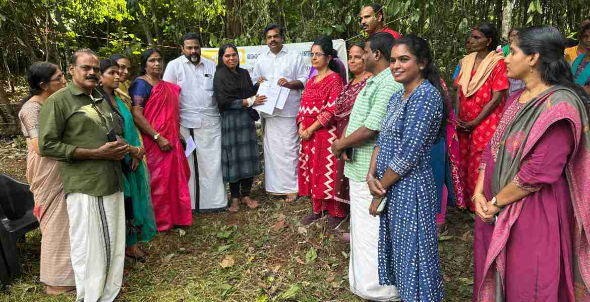 മഹാത്മാഗാന്ധി ദേശീയ ഗ്രാമീണ തൊഴിലുറപ്പ് പദ്ധതി വനം വകുപ്പുമായി ചേര്‍ന്ന് നടപ്പാക്കുന്ന പ്രവൃത്തികളുടെ ഉദ്ഘാടനം  ജനീഷ് കുമാര്‍ എംഎല്‍എ നിര്‍വഹിക്കുന്നു
