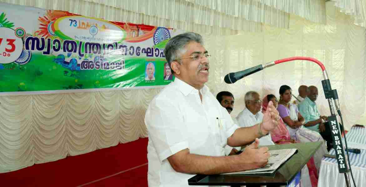 അടിമാലി ടൗണ്‍ഹാളില്‍ നടന്ന സ്വാതന്ത്ര്യദിനാഘോഷ ചടങ്ങില്‍ റിട്ട.ജെസ്റ്റിസ് കമാല്‍ പാഷ സ്വാതന്ത്ര്യദിന സന്ദേശം നല്‍കി സംസാരിക്കുന്നു. 