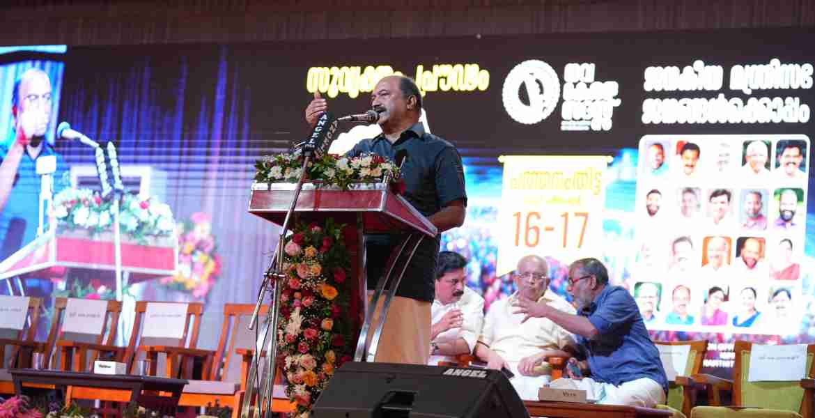 വികസനക്ഷേമപദ്ധതികള്‍ വിശദീകരിക്കാനും ജനകീയപ്രശ്‌നങ്ങള്‍ ചോദിച്ചറിയാനും മുഖ്യമന്ത്രി പിണറായി വിജയനും 20 മന്ത്രിമാരും ജനങ്ങള്‍ക്കു മുന്നിലെത്തിയ തിരുവല്ല എസ് സി എസ് സ്‌കൂള്‍ ഗ്രൗണ്ടില്‍ നടന്ന തിരുവല്ല മണ്ഡലം നവകേരള സദസില്‍ ധനമന്ത്രി കെ എന്‍ ബാലഗോപാല്‍ സംസാരിക്കുന്നു