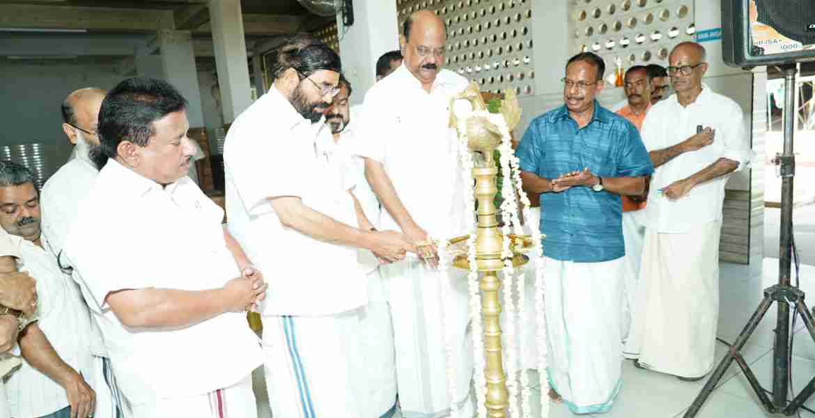  ഫോട്ടോക്യാപ്ഷൻ: ശബരിമല തീർഥാടനത്തിനു മുന്നോടിയായി കടപ്പാട്ടൂർ ഇടത്താവളത്തിലെ മുന്നൊരുക്കങ്ങൾ വിലയിരുത്താനായി ചേർന്ന യോഗം ദേവസ്വം വകുപ്പു മന്ത്രി വി.എൻ. വാസവൻ ഉദ്ഘാടനം ചെയ്യുന്നു. മാണിസി. കാപ്പൻ എം.എൽ.എ. സമീപം.