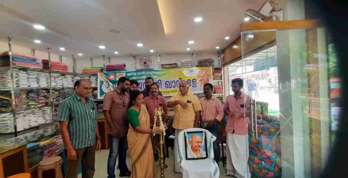 സ്‌പെഷ്യല്‍ റിബേറ്റ്  മേളയുടെ  ജില്ലാതല ഉത്ഘാടനം  റാന്നി- ചേത്തോങ്കരയില്‍  പ്രവര്‍ത്തിക്കുന്ന  ഖാദി ഗ്രാമസൗഭാഗ്യയില്‍ റാന്നി-പഴവങ്ങാടി  പഞ്ചായത്ത് പ്രസിഡന്റ്  അനിത അനില്‍കുമാര്‍ നിര്‍വഹിക്കുന്നു.