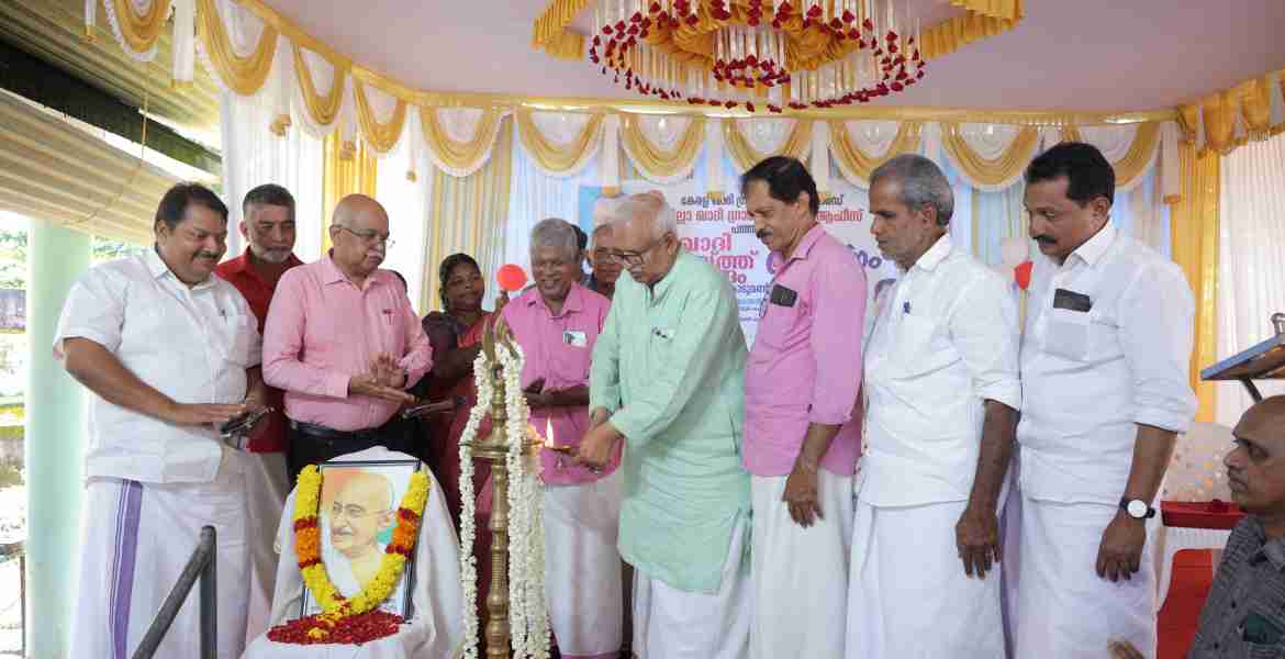 കൊടുമണ്ണിലെ കുപ്പടം ഖാദി നെയ്ത്ത് കേന്ദ്രത്തിന്റെ ഉദ്ഘാടനം ഖാദി ഗ്രാമവ്യവസായ ബോര്‍ഡ് വൈസ് ചെയര്‍മാന്‍ പി. ജയരാജന്‍ നിര്‍വഹിക്കുന്നു
