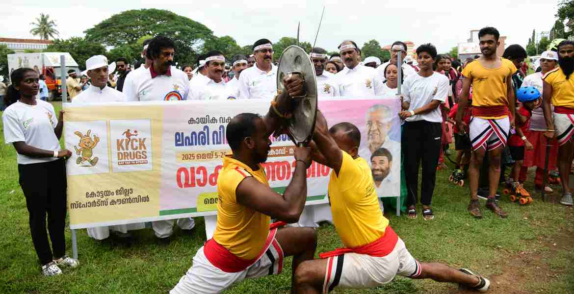പോലീസ് പരേഡ് ഗ്രൗണ്ടിൽ നിന്നും ആരംഭിച്ച ലഹരിക്കെതിരെയുള്ള കിക് ഡ്രക്‌സ് സന്ദേശയാത്ര വാക്കത്തോണിന് മന്ത്രി വി.അബ്ദുൾറഹ്‌മാനും തിരുവഞ്ചൂർ രാധാകൃഷ്ണൻ എം.എൽ.എ യും ചേർന്ന് ഫ്‌ളാഗ് ഓഫ് ചെയ്തപ്പോൾ.
