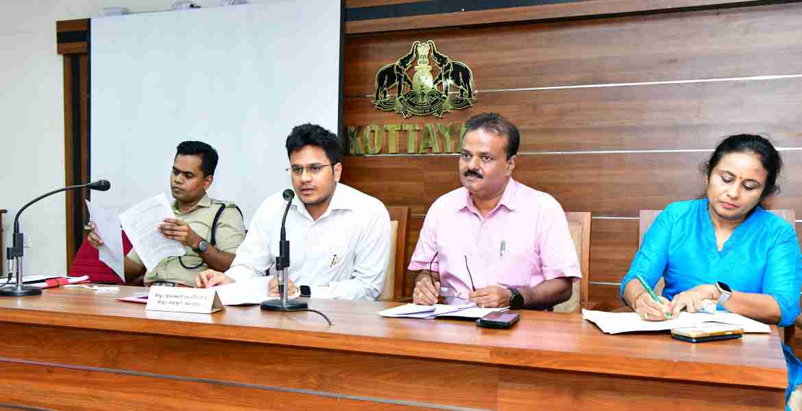 ശബരിമല തീർത്ഥാടനവുമായി ബന്ധപ്പെട്ട് ജില്ലാ കളക്ടർ ചേതൻ കുമാർ മീണയുടെ അധ്യക്ഷതയിൽ കളക്ടറേറ്റ് വിപഞ്ചിക ഹാളിൽ ചേർന്ന യോഗം