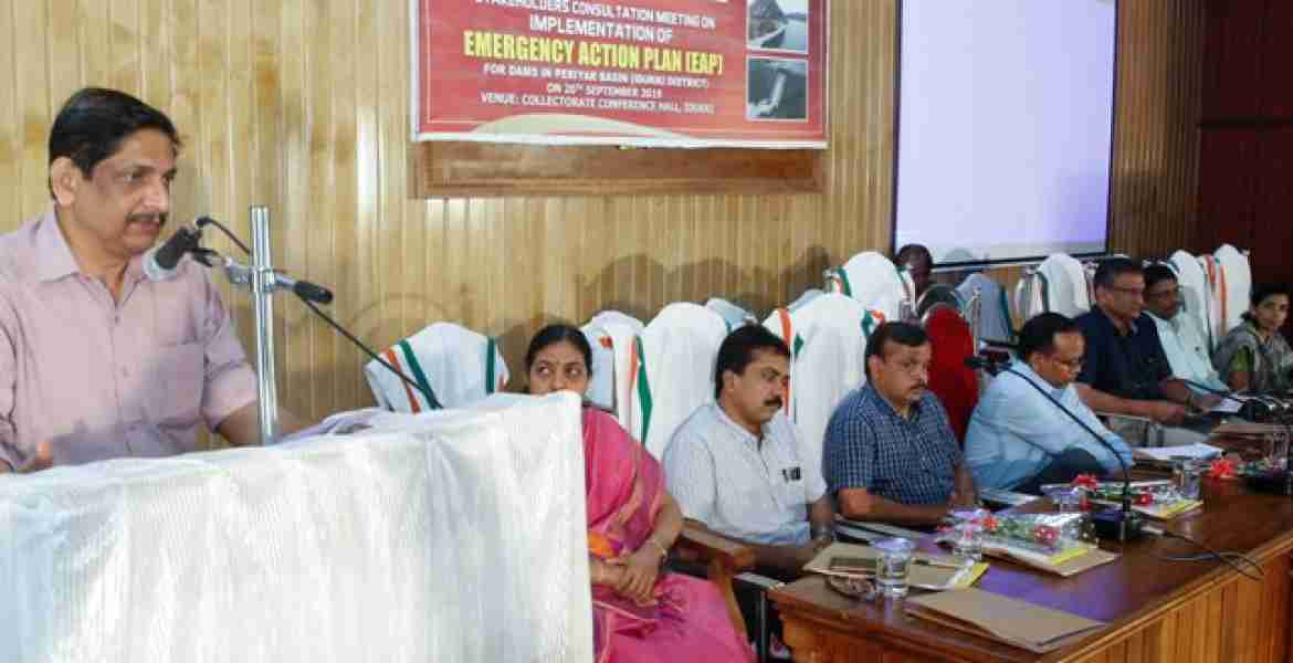 പെരിയാര്‍ തടത്തിലെ  അണക്കെട്ടുകളുമായി  ബന്ധപ്പെട്ട അടിയന്തിര കര്‍മ്മപദ്ധതി തയ്യാറാക്കുന്നതിനായുള്ള  പരിശീലന ക്ലാസില്‍ ജില്ലാ കളക്ടര്‍ എച്ച്.ദിനേശന്‍ സംസാരിക്കുന്നു.