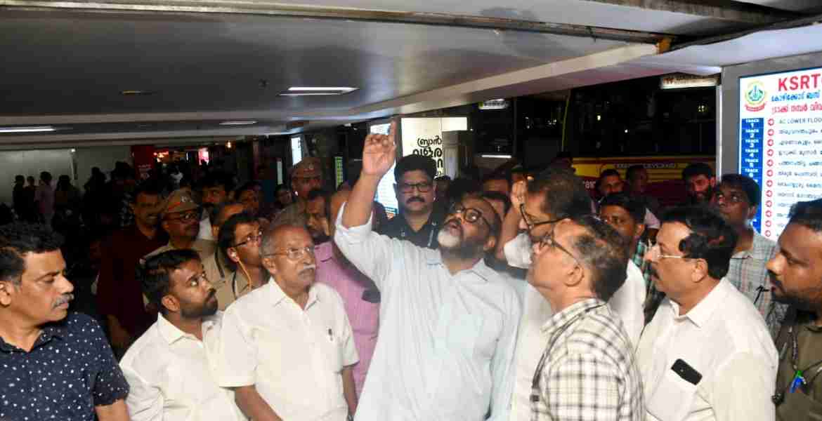 ഗതാഗത വകുപ്പ് മന്ത്രി സി.പി ജോൺ മാവൂർ റോഡ്  കെഎസ്ആർടിസി ബസ് ടെർമിനൽ സന്ദർശിക്കുന്നു